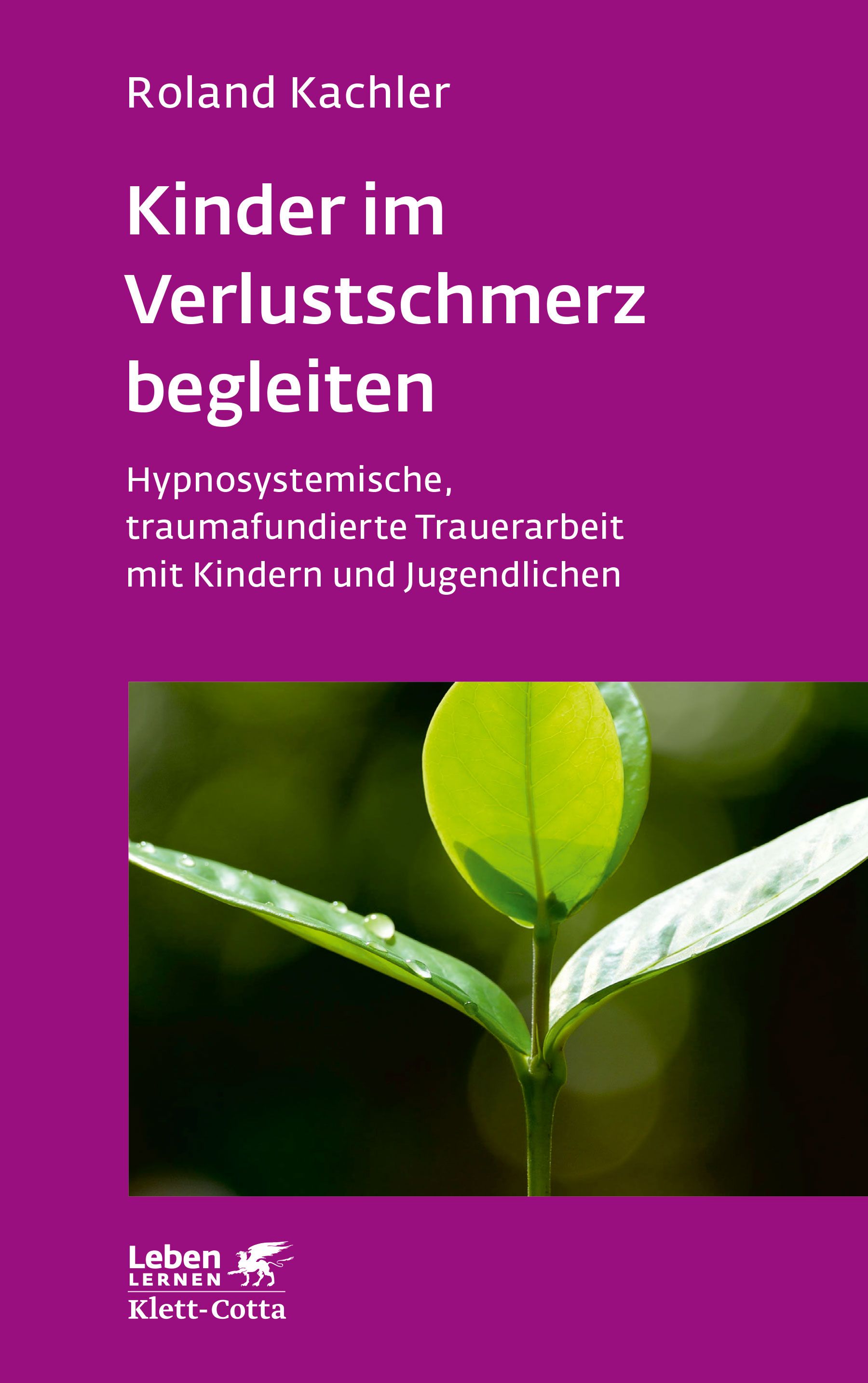 Buchcover: Kinder im Verlustschmerz begleiten. Autor: Roland Kachler. Klett-Cotta Verlag. Titel in Weiß auf lila Hintergrund, grünes Blatt.