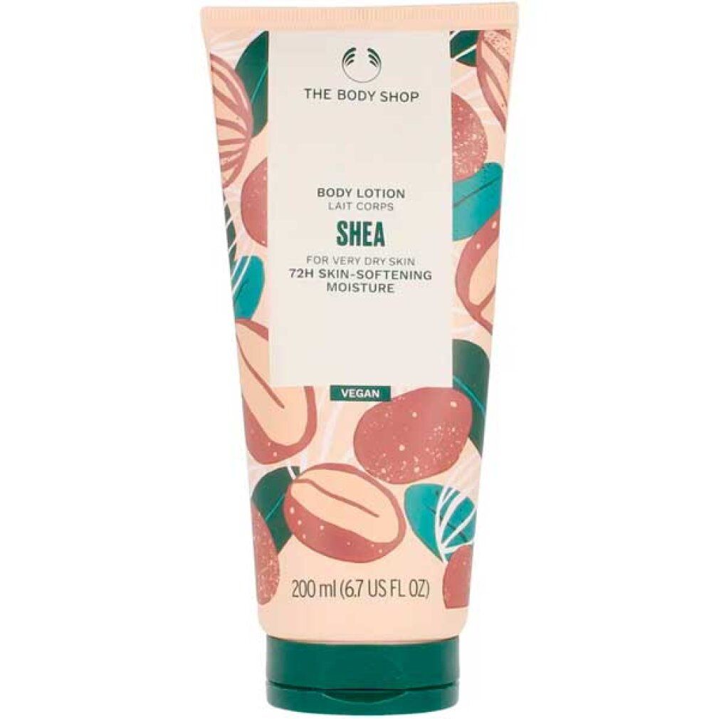 Creme-Tube mit Aufdruck. Aufschrift: Body Lotion Shea für sehr trockene Haut. Vegan. Grüne Kappe. Hintergrundmuster mit Nüssen und Blättern.