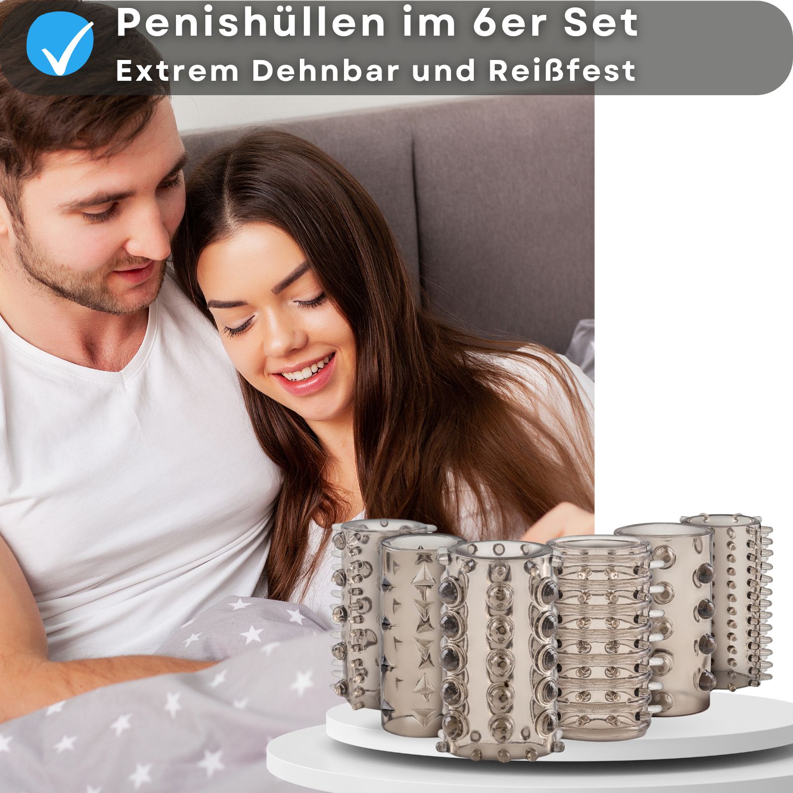 Produktabbildung mit Text: Penishüllen im 6er Set, Extrem dehnbar und reißfest. Paar im Hintergrund.