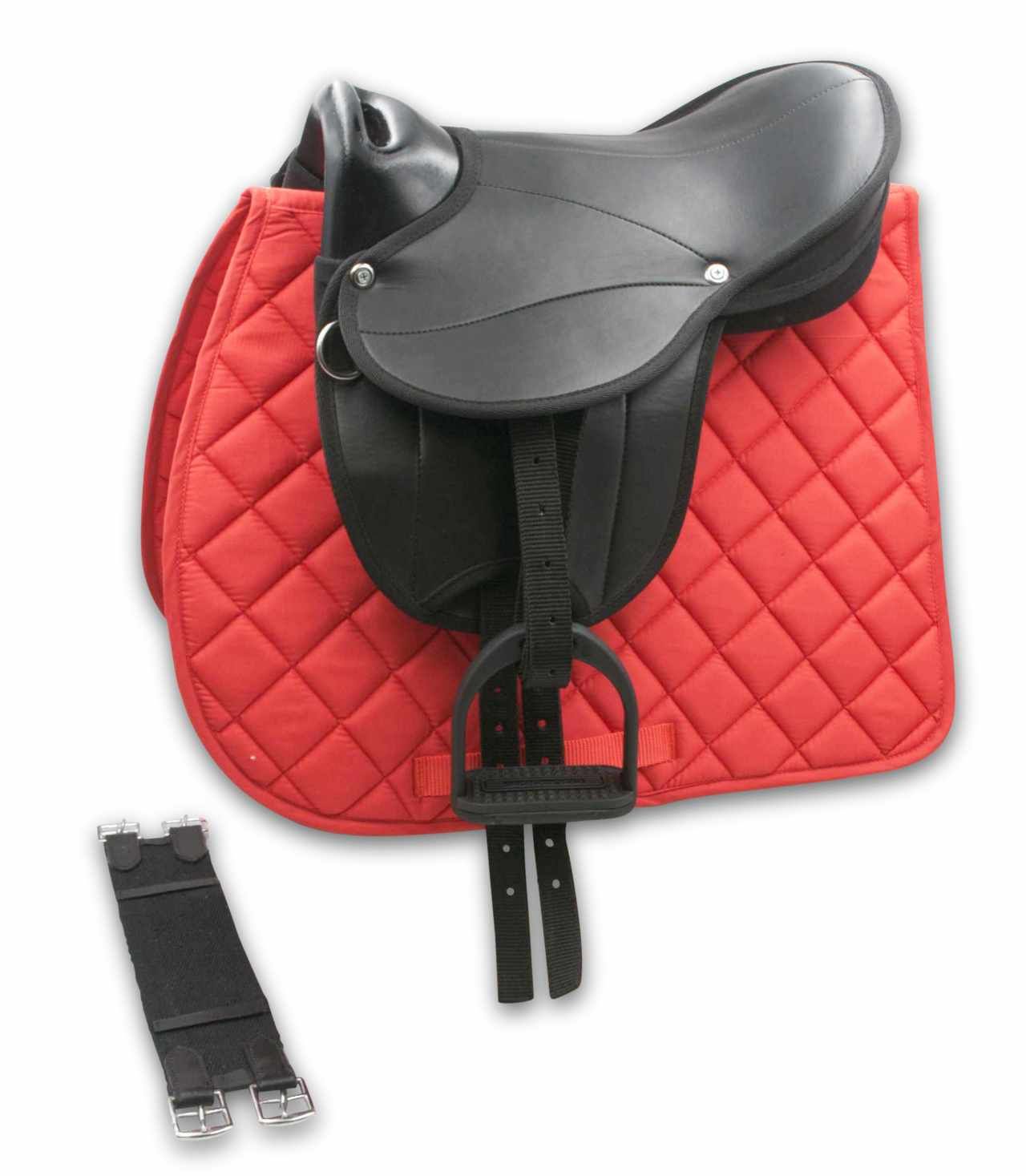 Schwarzer Sattel auf roter Steppdecke. Enthält Steigbügel und Gurt. Für Ponys und Shettys.