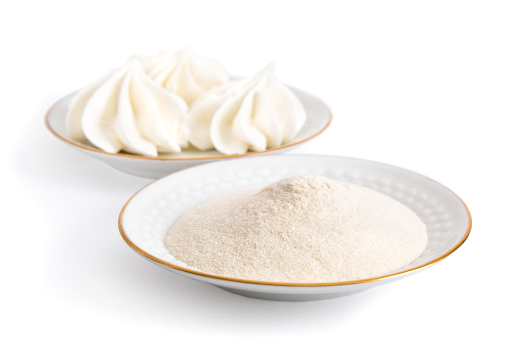 Zwei Teller, einer mit Agar-Agar Pulver, der andere mit drei cremefarbenen Baisers.