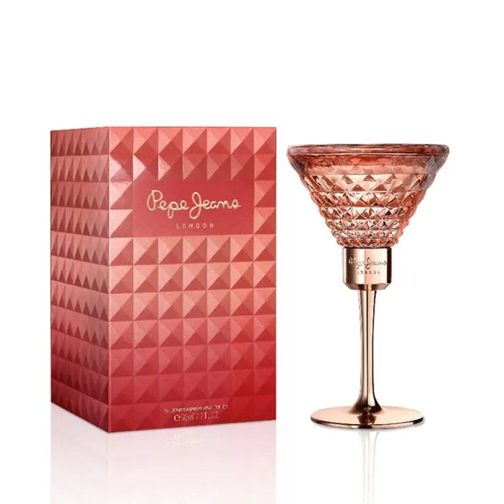 Parfümflakon in Cocktailglasform neben Verpackung. Rosafarbenes Glas mit geometrischem Muster. Goldfarbener Stiel. Marke: Pepe Jeans. Verpackung rot.