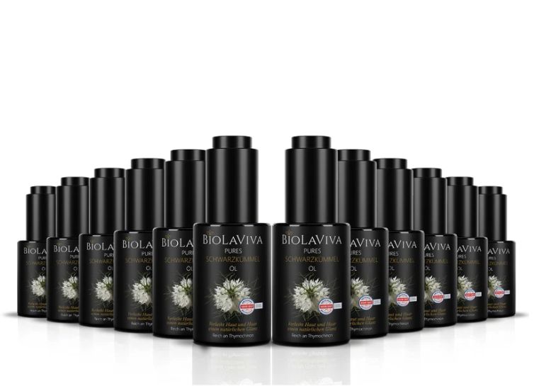 Reihe von Flaschen BIOLAVIVA Pures BIO-Schwarzkümmelöl. Schwarze Flaschen mit schwarzem Verschluss, Etikett mit Logo und Blüte.