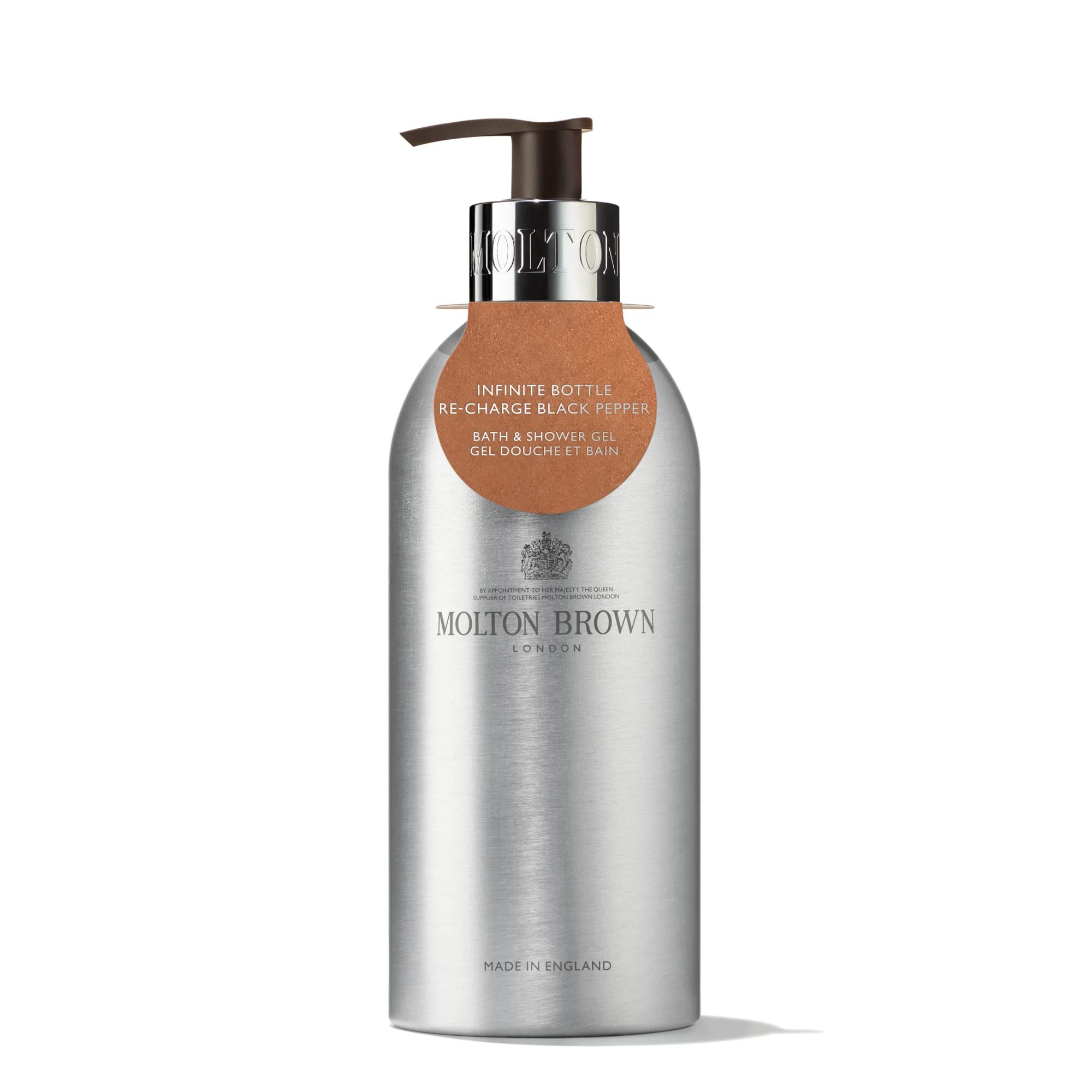 Silberne Flasche mit Pumpspender, "Infinite Bottle Re-Charge Black Pepper Bath & Shower Gel" Aufkleber.