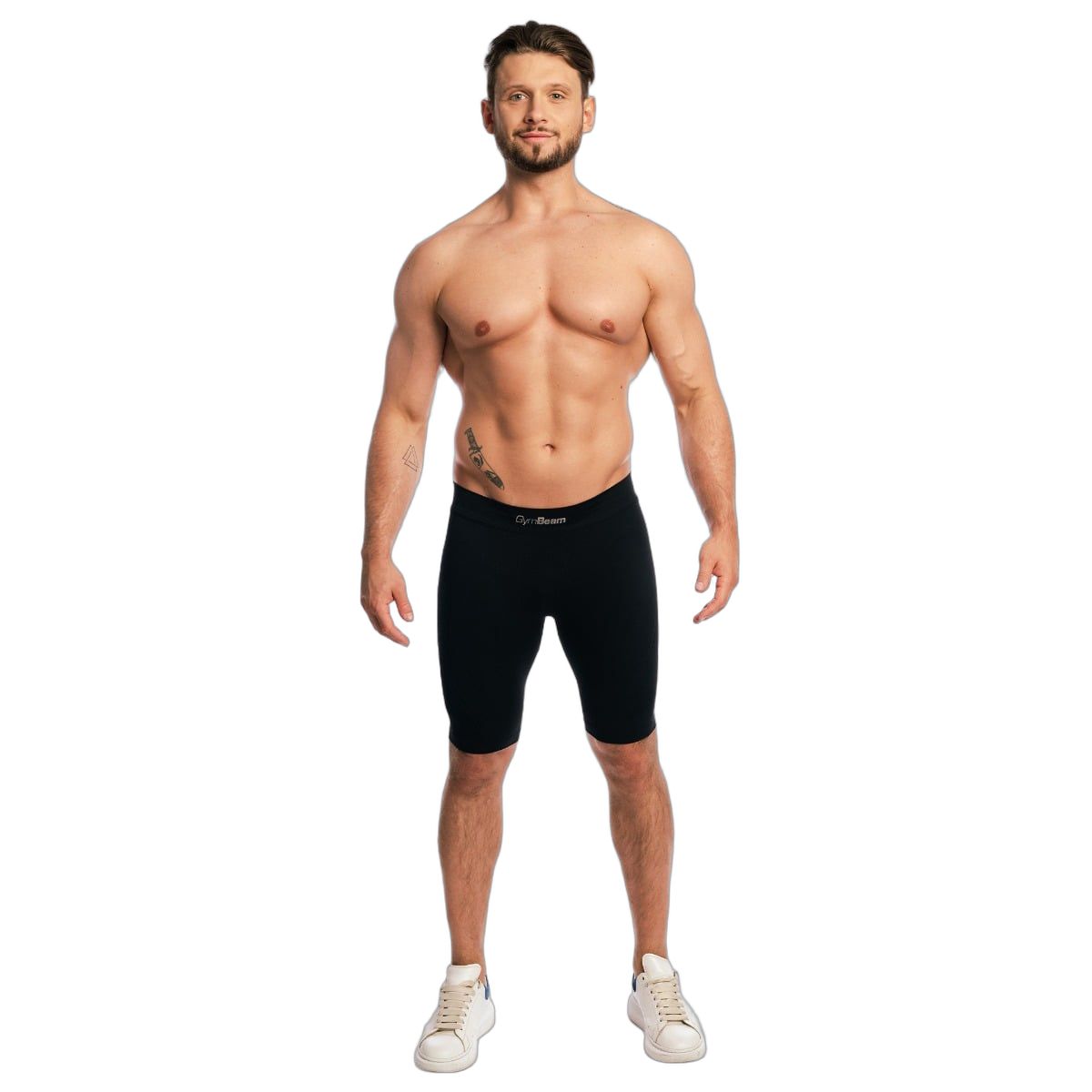 Mann steht frontal in schwarzen, nahtlosen Slim Shorts über dem Knie.
