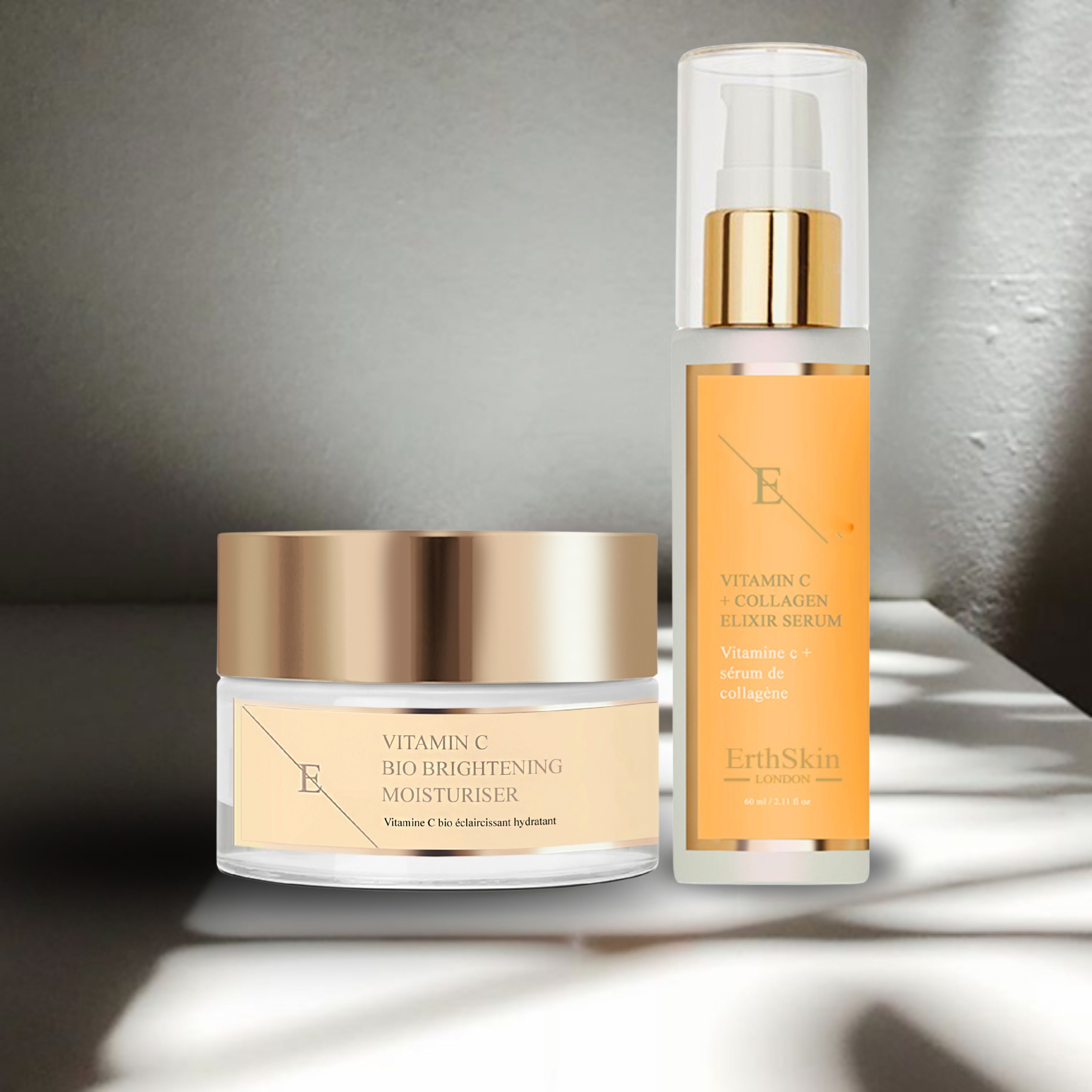Set aus Creme und Serum. Creme in Glasdose mit goldfarbenem Deckel. Serum in Glasflasche mit goldfarbener Pumpe. Beide mit Etiketten.
