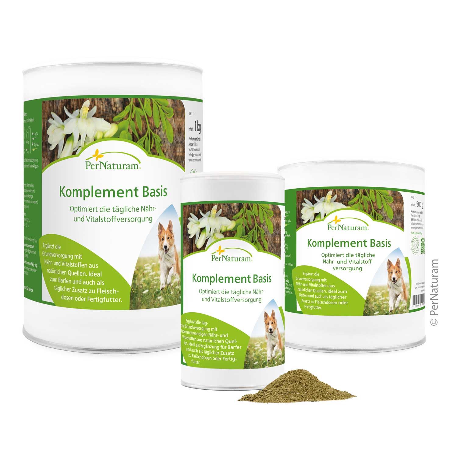 Drei Dosen 'Komplement Basis' mit grün-weißen Etiketten. Produktname und Logo sichtbar. Ein Haufen Pulver liegt davor.