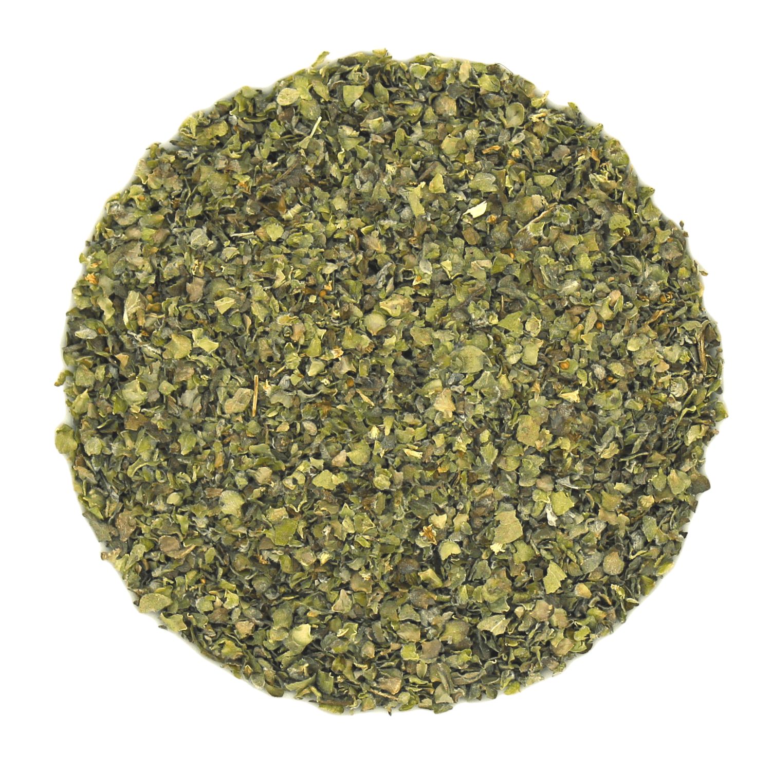 Haufen getrockneter, grüner Kräuter. Auf weißem Hintergrund.