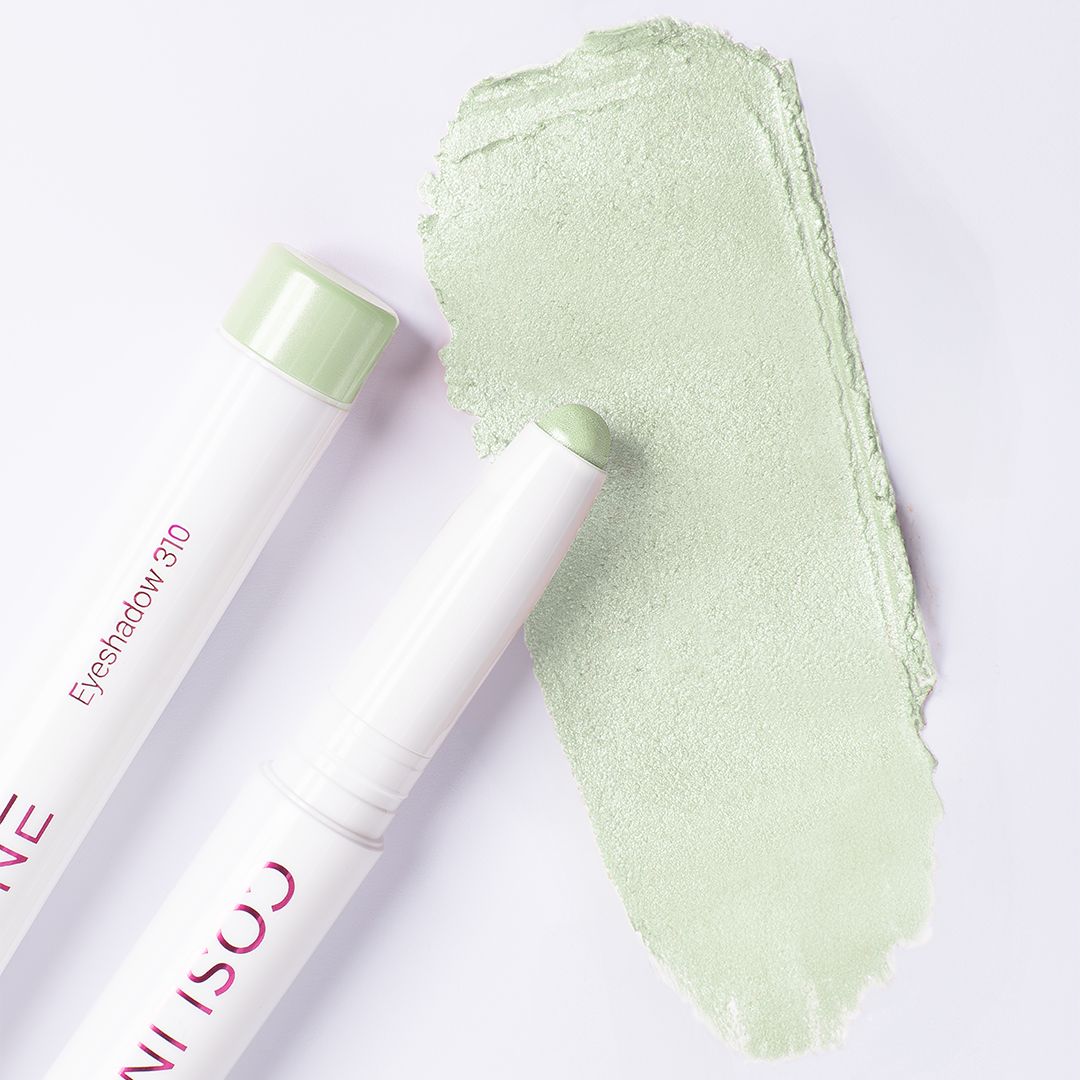Zwei weiße Stifte mit grünen Spitzen. Text: Cosline, Eyeshadow 310. Daneben ein grüner Lidschatten-Abstrich.