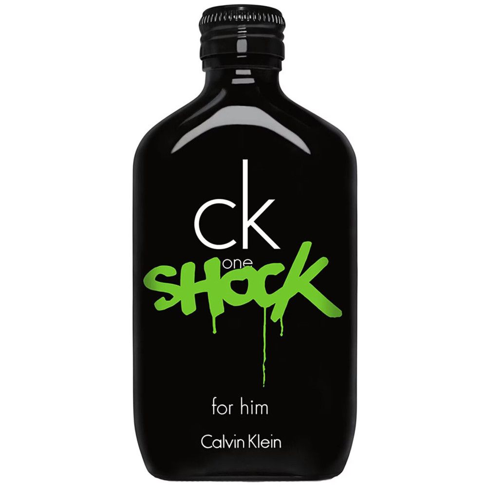Schwarze Flasche mit grüner Aufschrift: ck one SHOCK for him. Calvin Klein. Weißer Hintergrund.