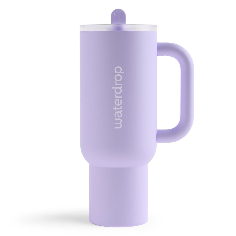 Lilafarbener Thermobecher mit Henkel und Deckel. Vertikaler waterdrop®-Schriftzug. Zylindrische Form mit breitem Boden.