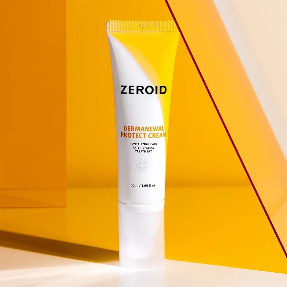 Weiße Tube ZEROID Dermanewel Protect Face Cream vor gelbem Hintergrund. Produktname und Logo sichtbar. 50ml / 1.69 fl oz.