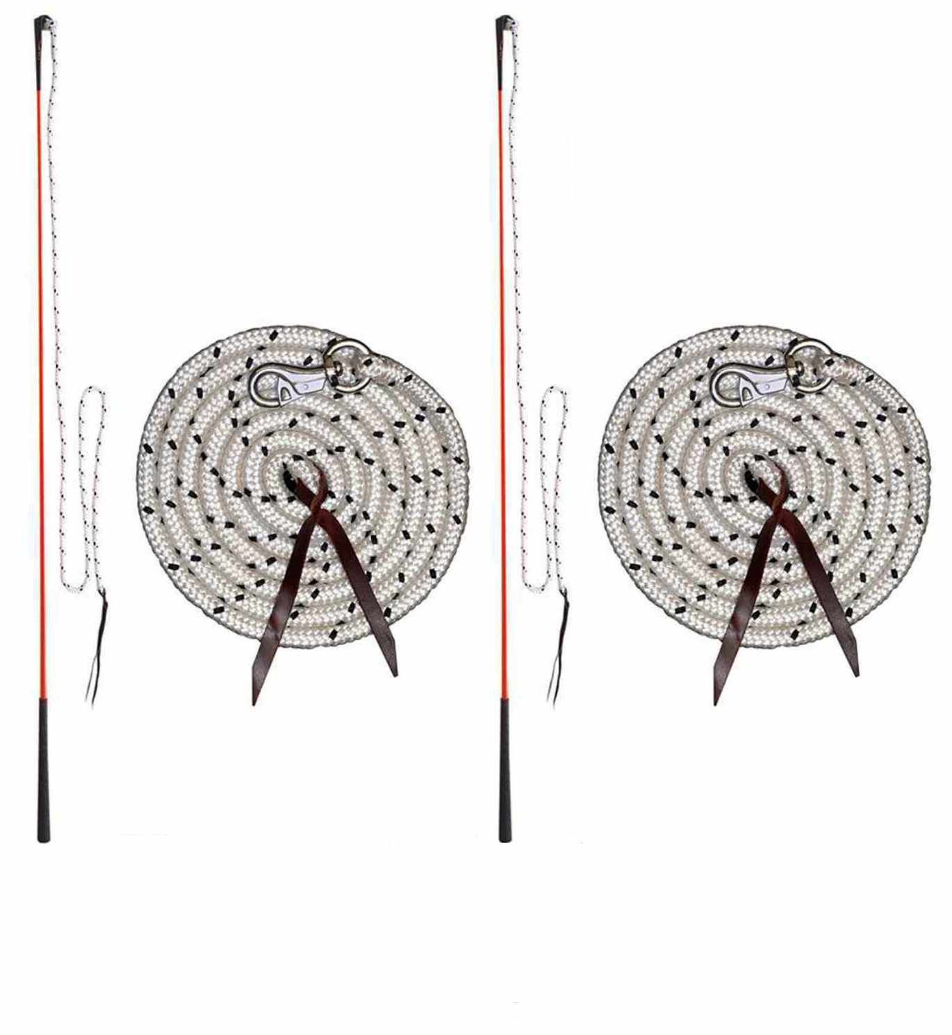 Zwei Bodenarbeitssets mit Seil und Kontaktstock. Weiß-schwarzes Seil, roter Stab, Lederriemen.