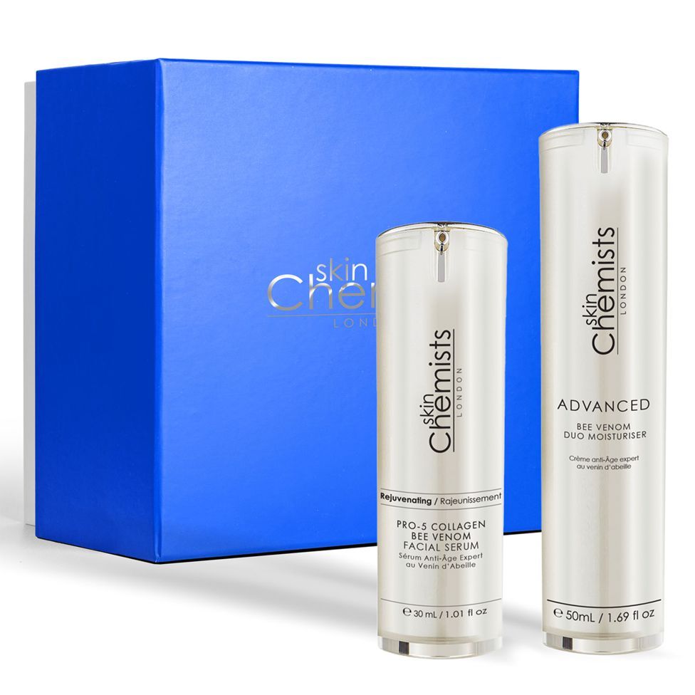 Blauer Karton mit zwei weißen Flaschen. Auf den Flaschen steht "skinChemists London". Eine Flasche trägt die Aufschrift "PRO-5 Collagen Bee Venom Facial Serum".