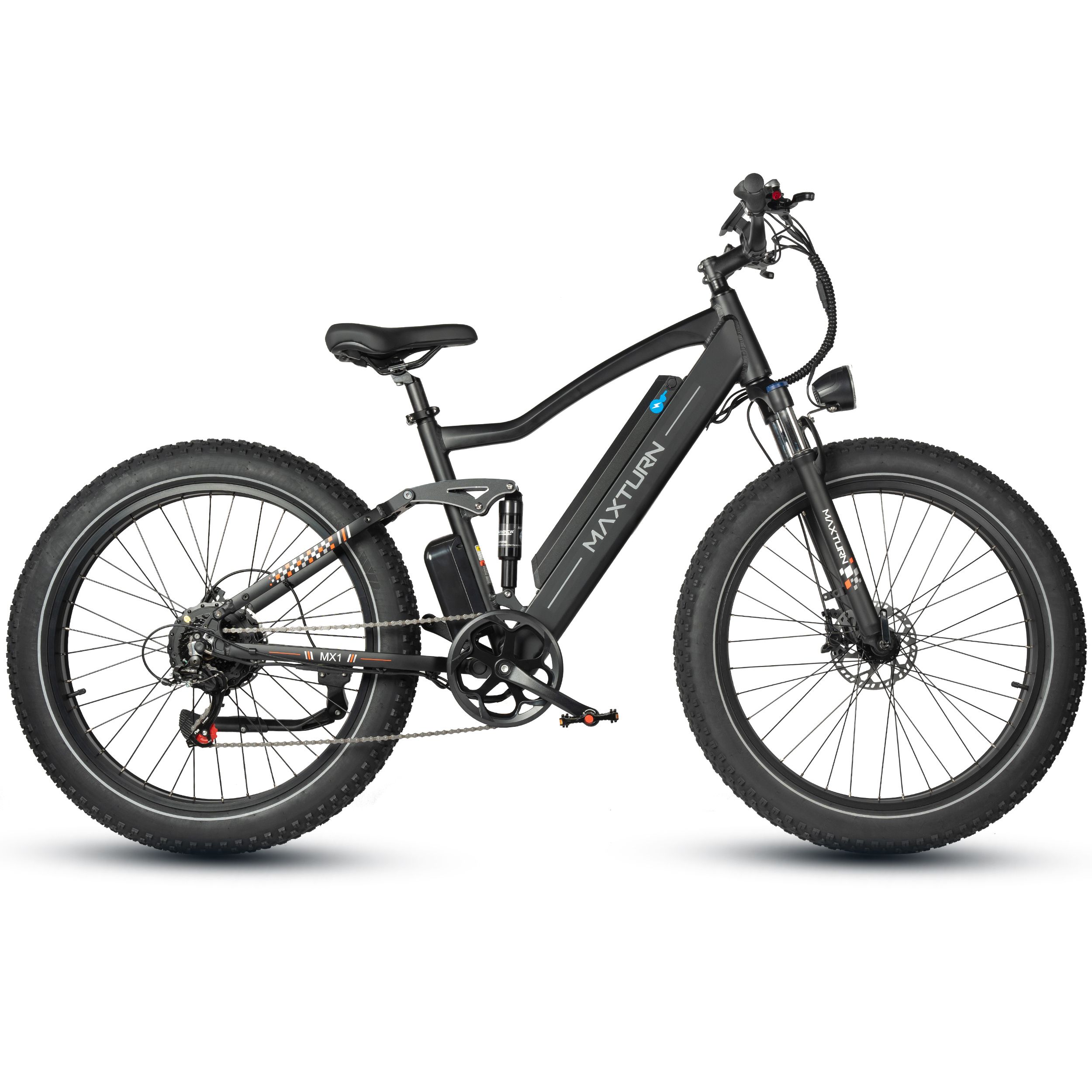 Schwarzes Elektrofahrrad mit breiten Reifen. MAXTURN-Logo am Rahmen. Sichtbar: Scheinwerfer, Display.