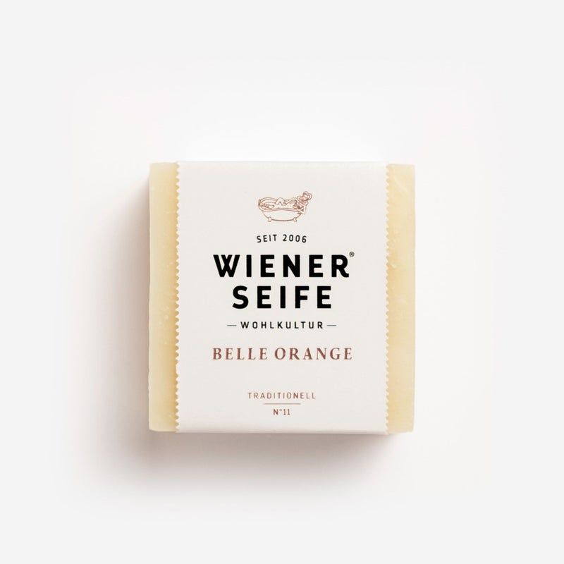 Seifenstück mit Papierverpackung. Aufschrift: Wiener Seife Belle Orange, Traditionell N°11.