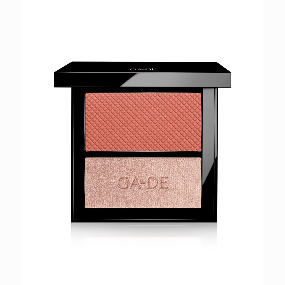 Kompaktes Kosmetikprodukt mit zwei Farbtönen. Oben ein rosafarbener Blush, unten ein schimmernder Farbton. Schwarze Verpackung mit Schriftzug GA-DE.