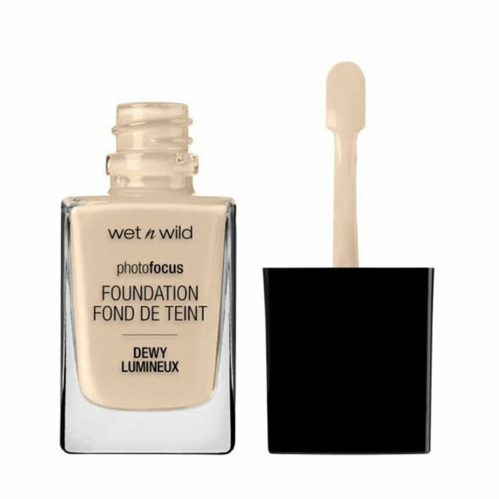 Wet n Wild Photo Focus Foundation. Glasflasche mit hellbeiger Flüssigkeit. Schwarzer Deckel mit Applikator. Produktname und Farbton.