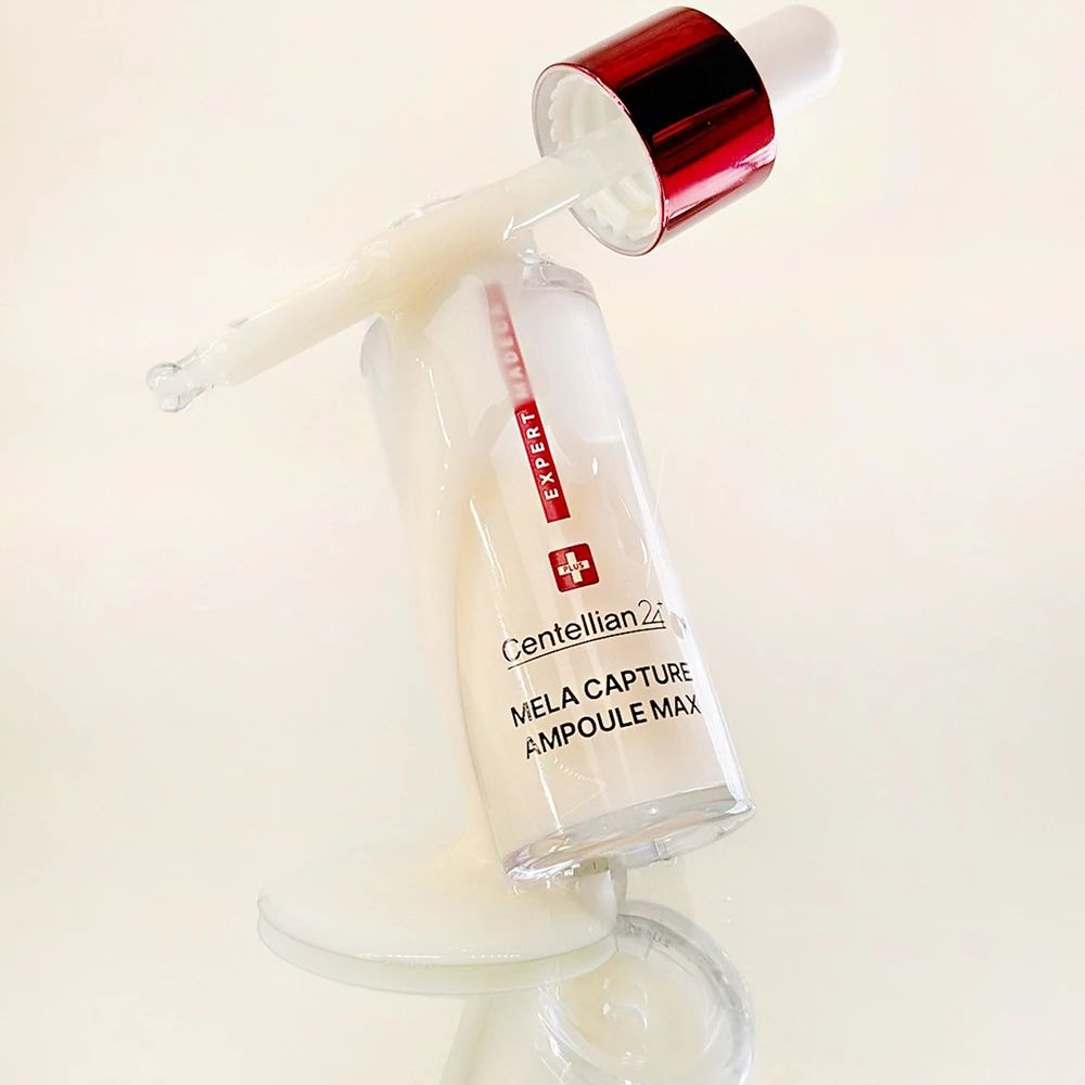 Serumflasche mit rotem Deckel und Pipette, Serum fließt heraus. Beschriftung: Expert Madeca, Centellian 24, Mela Capture Ampoule Max.
