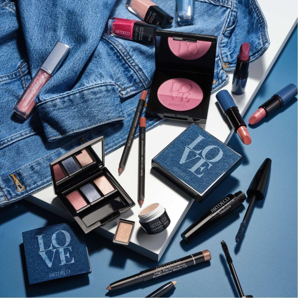 Verschiedene Kosmetikprodukte, darunter Eyeshadow Stylos und Paletten.