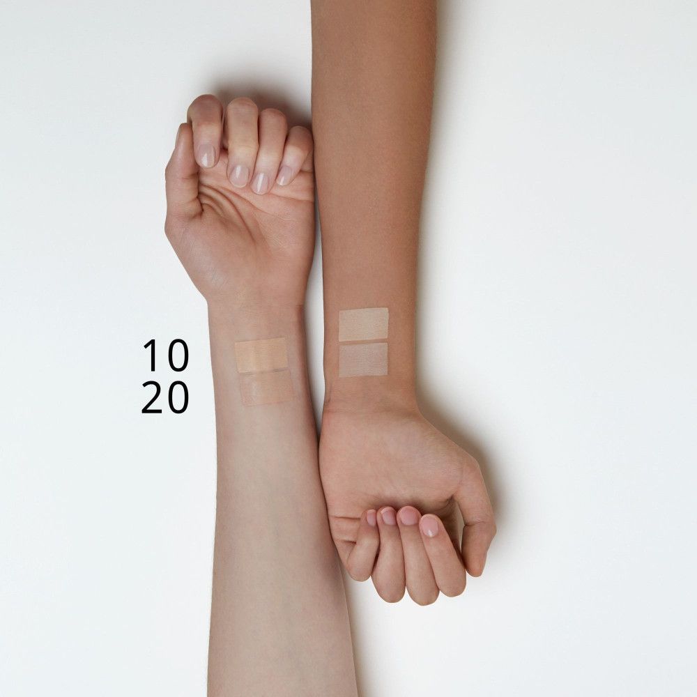 Zwei Arme mit Farbmustern auf dem Handrücken. Auf dem linken Arm steht "10", auf dem rechten Arm "20".