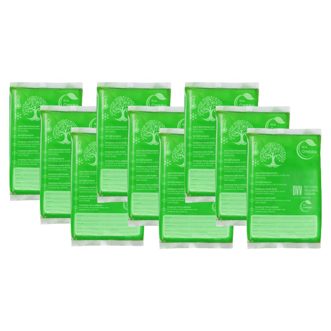 Mehrere grüne Kompressen, verpackt. Aufdruck mit Baum-Logo und Schriftzug. Oben links das Logo IEA Green.