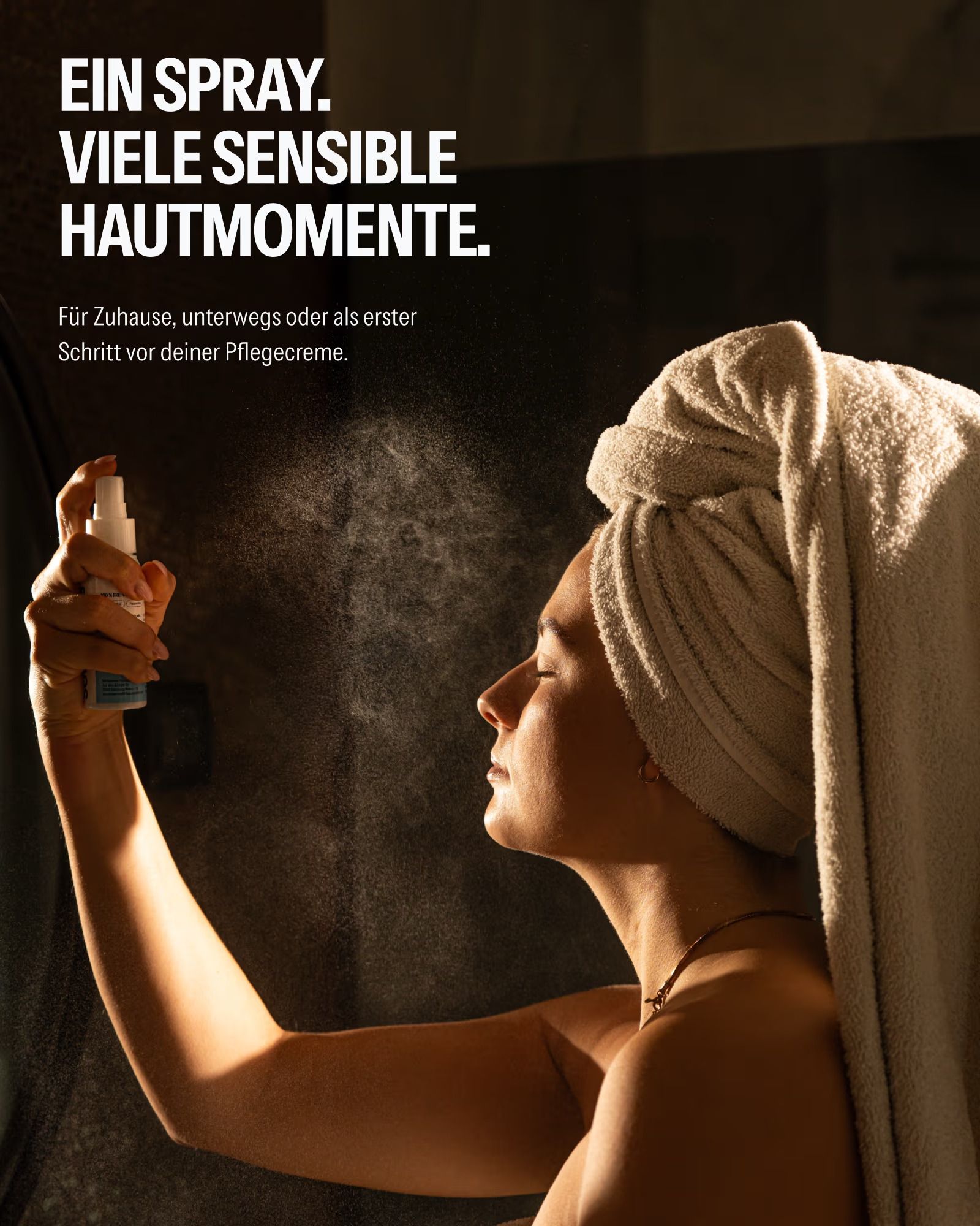 Frau mit Handtuch sprüht SOURCE LAB Mineralisches Hautspray.