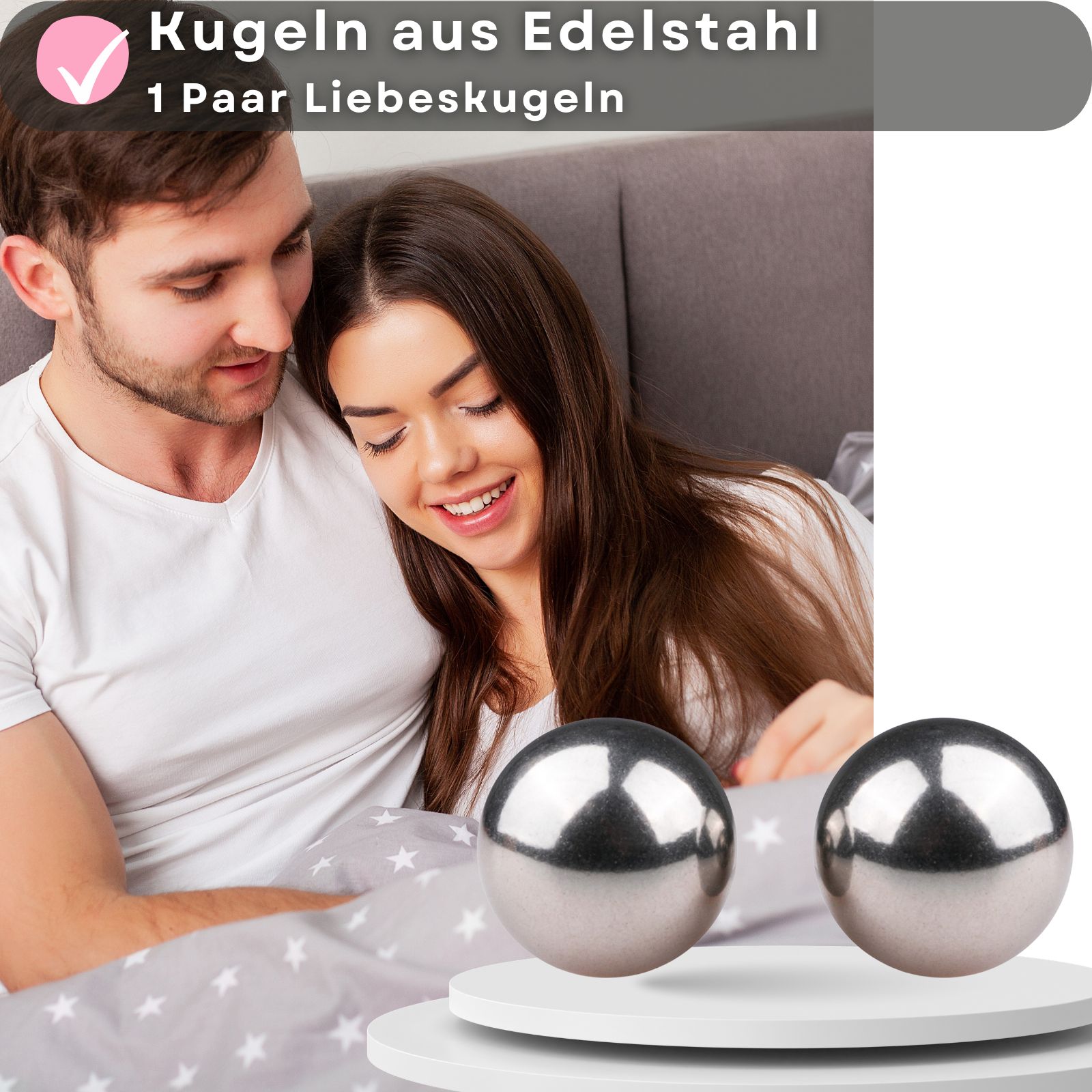 Zwei metallische Kugeln neben Paar im Bett. Text: Kugeln aus Edelstahl, 1 Paar Liebeskugeln.