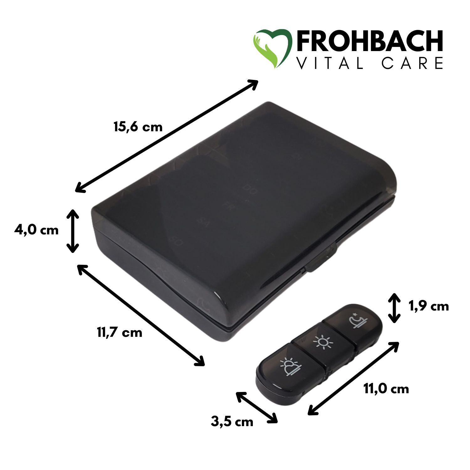 Schwarze Tablettenbox mit 7 Fächern und 3-Fächer-Modul. Maße: 15,6 x 11,7 x 4,0 cm. 3-Fächer-Modul: 11,0 x 3,5 x 1,9 cm. Text: Frohbach Vital Care.