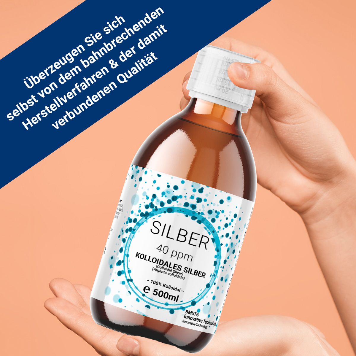 Braune Glasflasche mit Etikett. Aufschrift: Silber 40 ppm Kolloidales Silber. 500ml. Hand hält die Flasche.