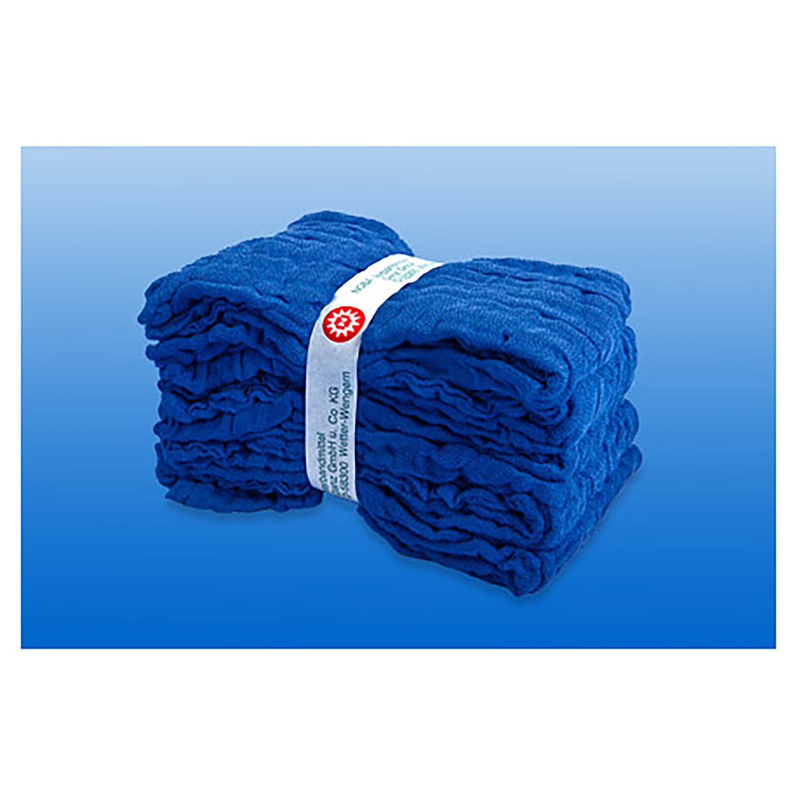 Blaues, vorgewaschenes Bauchtuch, 6-lagig, gebündelt. Weißes Band mit Logo und Schriftzug. Stapel von Tüchern.