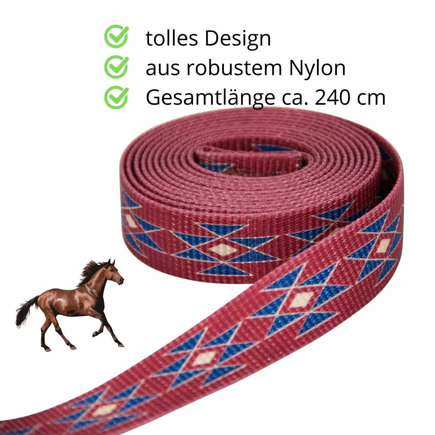 Geflochtene Führleine, rot mit blauem Muster. Gesamtlänge ca. 240 cm. Nylon. Pferd im Hintergrund.