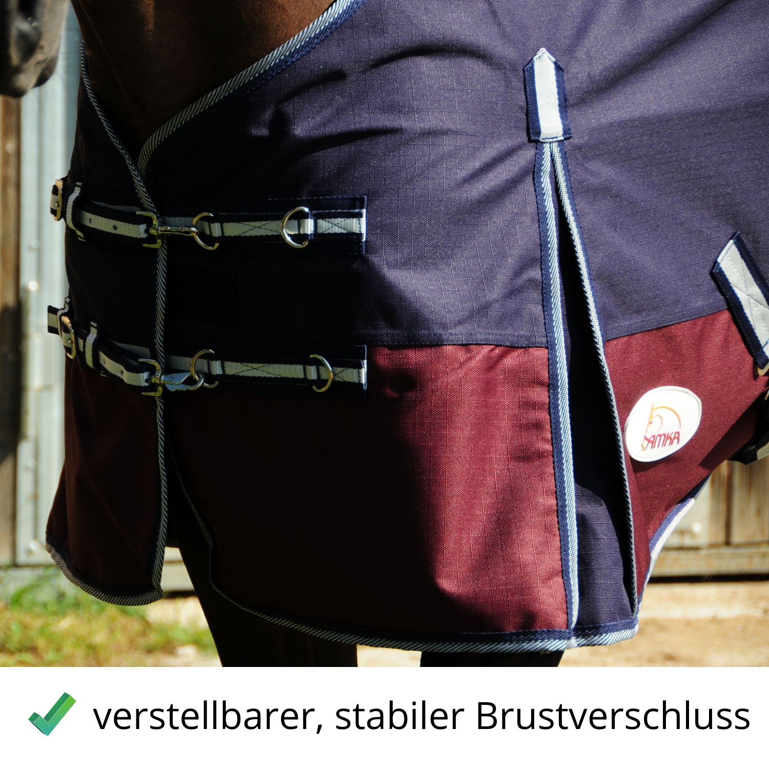 Detail der Pferdedecke. Verstellbarer Brustverschluss. AMKA Logo.