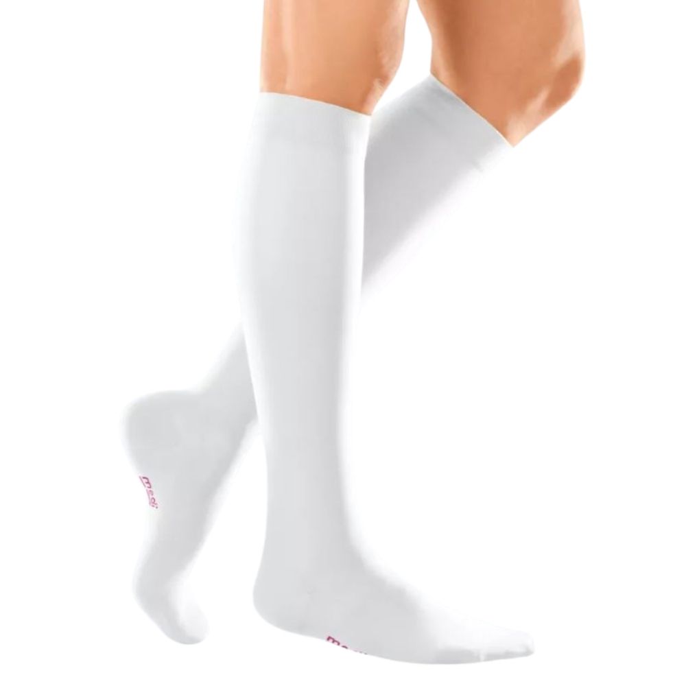 Weißer medi mediven elegance Kompressions-Kniestrumpf am Bein. Zehen- und Fersenbereich sichtbar.
