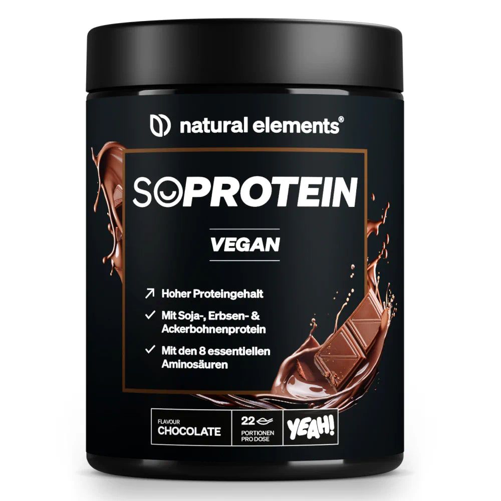 Schwarze Dose mit "natural elements" und "SOPROTEIN VEGAN" Aufdruck. Schokoladen-Geschmack. Enthält Soja-, Erbsen- und Ackerbohnenprotein.