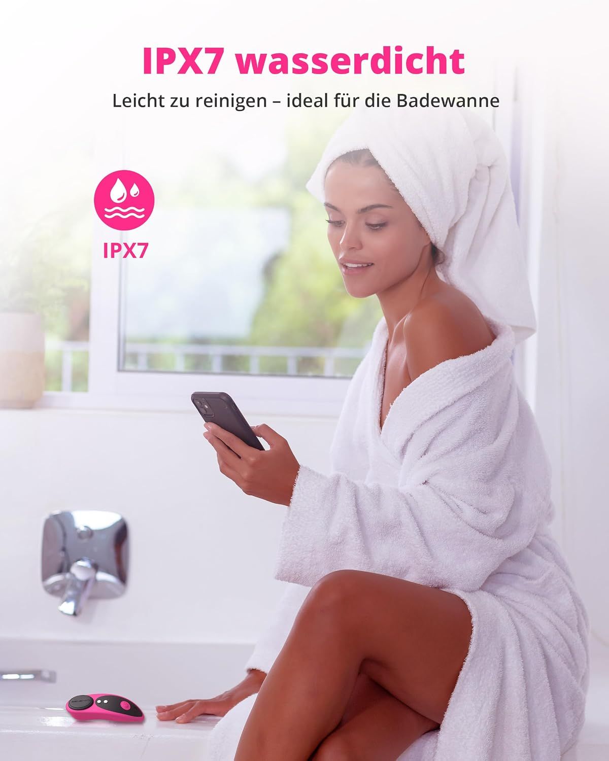 Frau in einem Bademantel sitzt am Wannenrand und benutzt ein Smartphone. IPX7 wasserdicht.