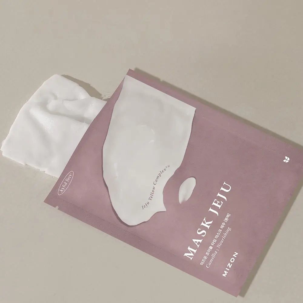 Geöffnete Packung der MIZON Joyful Time Mask Jeju Camelia. Weiße Maske liegt auf der Packung. Rosa Verpackung.
