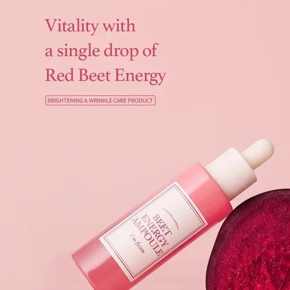 Rosa Flasche mit Pipette. Text: BEET ENERGY AMPOULE, I'm from. Rote Bete im Hintergrund.