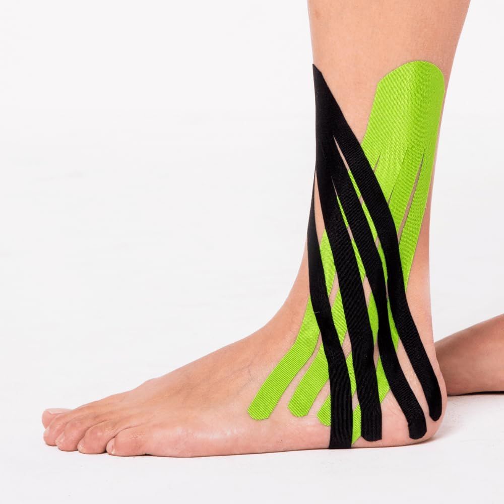 Fuß mit grünem und schwarzem Kinesiologie-Tape beklebt. Das Tape ist auf dem Knöchel und dem Fußrücken angebracht.