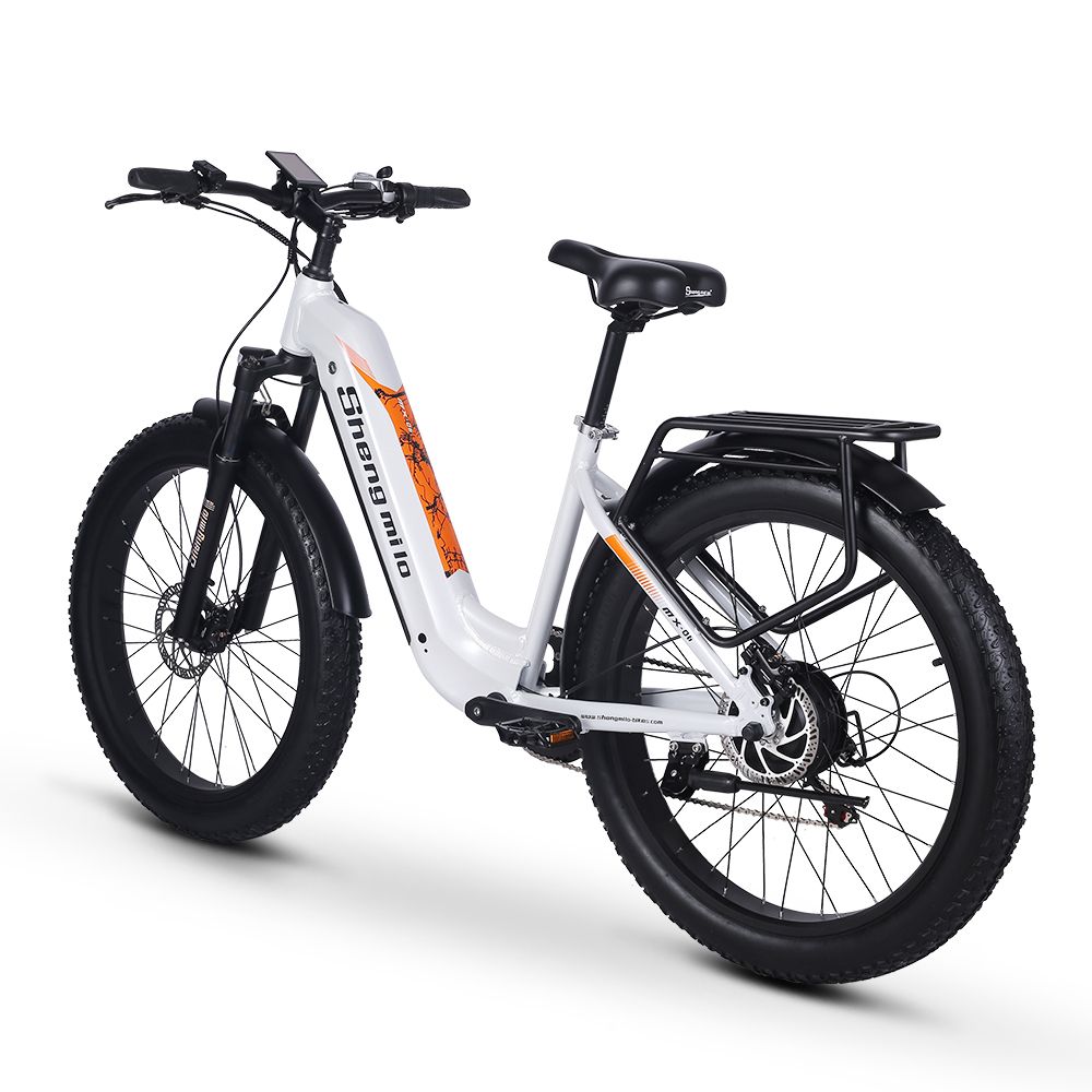 Weißes E-Bike mit schwarzen Reifen und Gepäckträger. Orangefarbene Akzente. Marke Shengmilo.