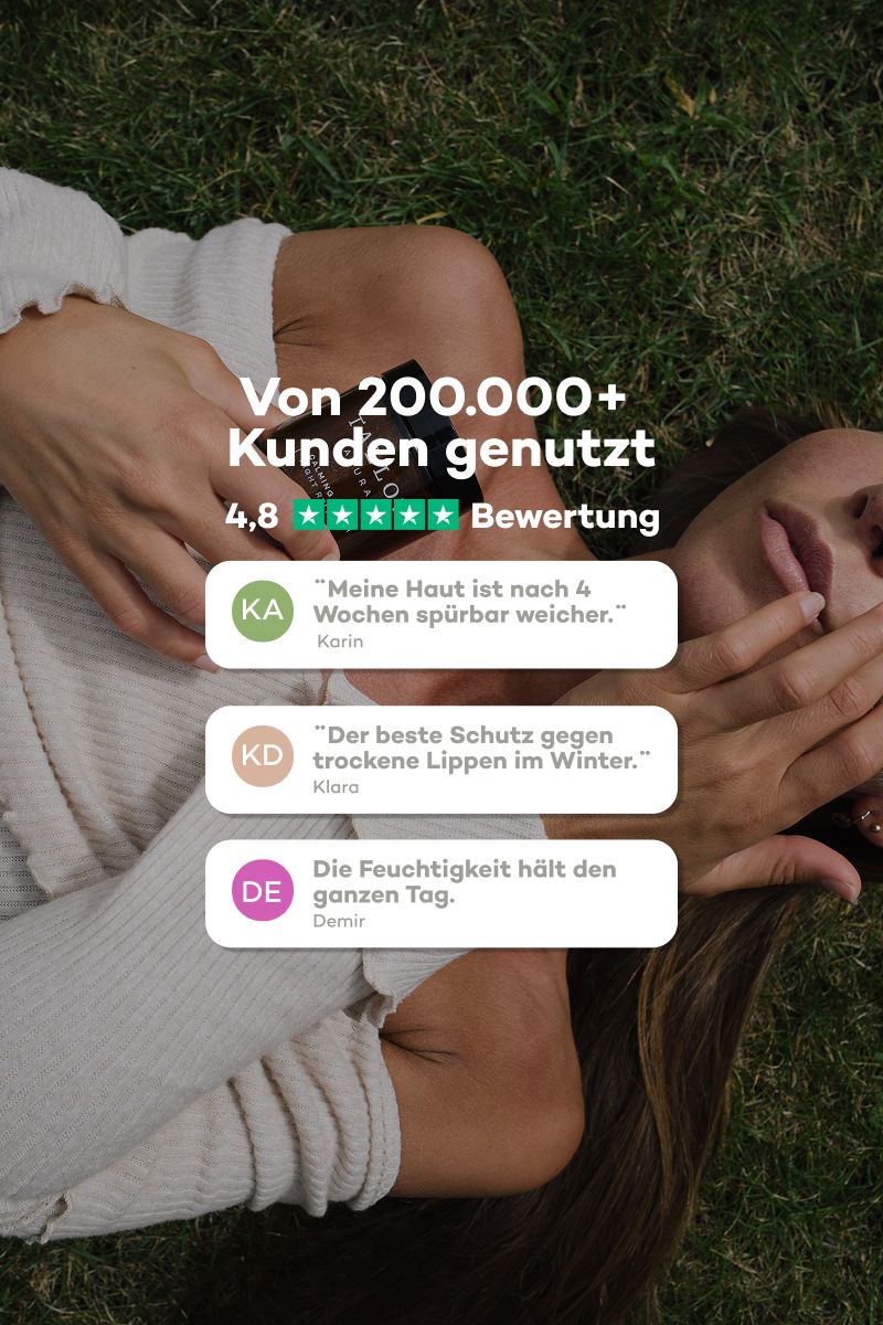 Frau liegt auf Gras. Text: Von 200.000+ Kunden genutzt. 4,8 Sterne Bewertung. Zitate zu weicher Haut und trockenen Lippen.