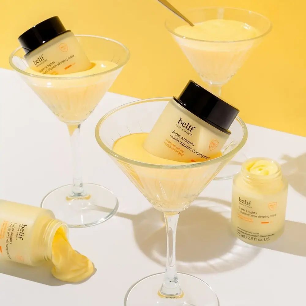 Mehrere Gläser mit gelber Flüssigkeit und Behältern mit schwarzem Deckel. Aufschrift: belif, Super knights - multi vitamin mask.