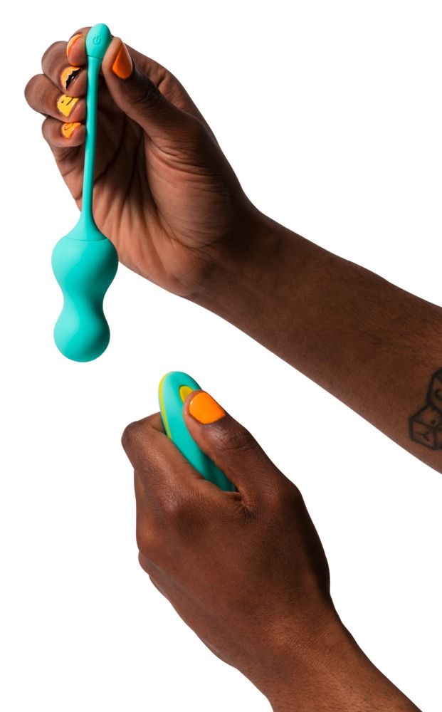 Hände halten ein türkisfarbenes Produkt und eine Fernbedienung. Gelb lackierte Nägel.