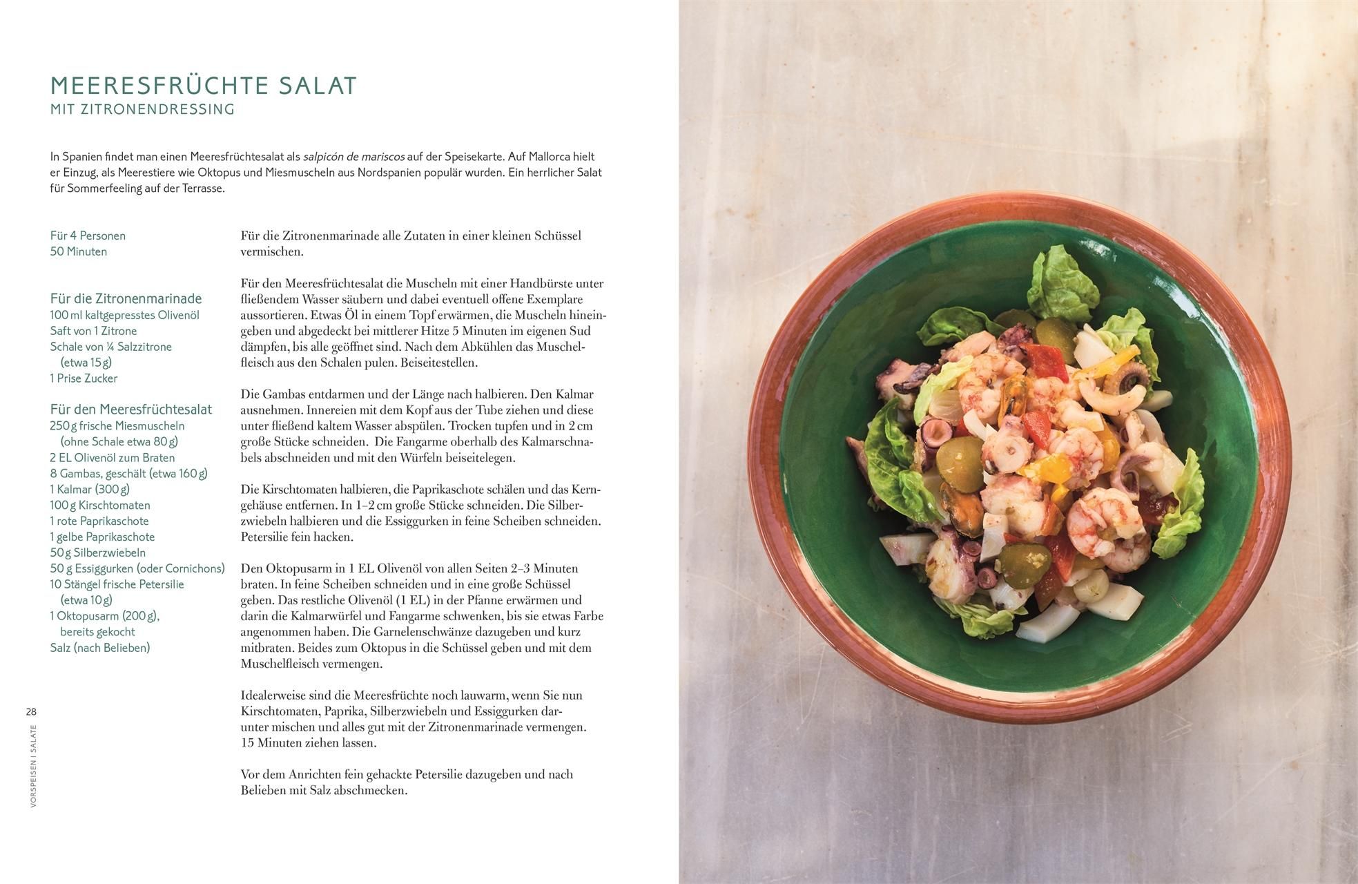 Buchseite mit Rezept. Salat in grüner Schüssel. Zutaten und Zubereitungsschritte. Text in deutscher Sprache.