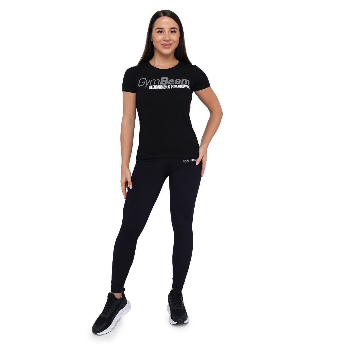 Frau in schwarzem T-Shirt mit GymBeam-Logo und Leggings, Ganzkörperansicht.