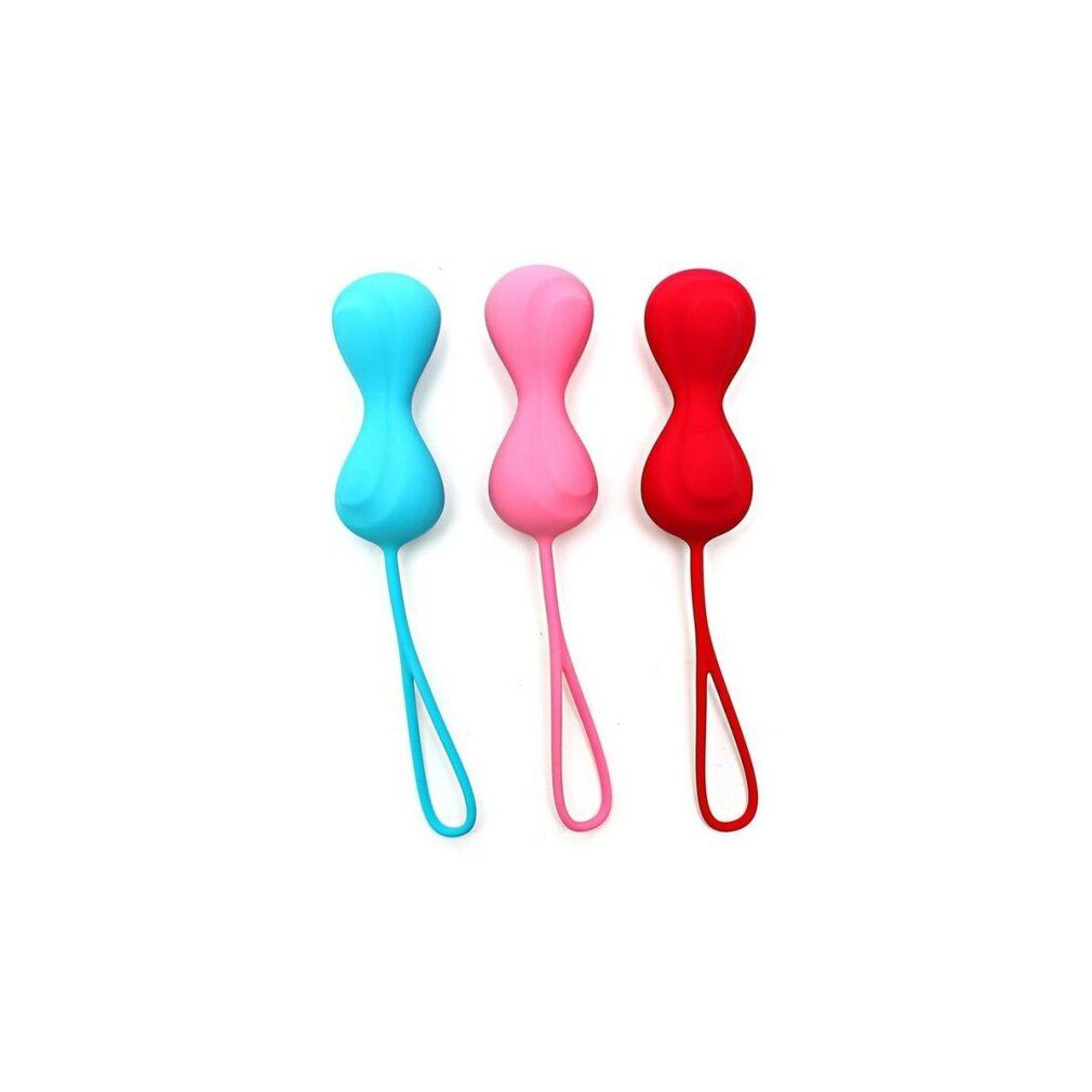 Drei farbige Trainingskugeln: blau, rosa und rot. Jede Kugel hat eine Schlaufe.