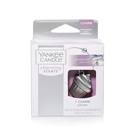 Verpackung mit einem silberfarbenen Cupcake-Charm. Aufschrift: Yankee Candle, Charming Scents. Zubehör für das Auto.