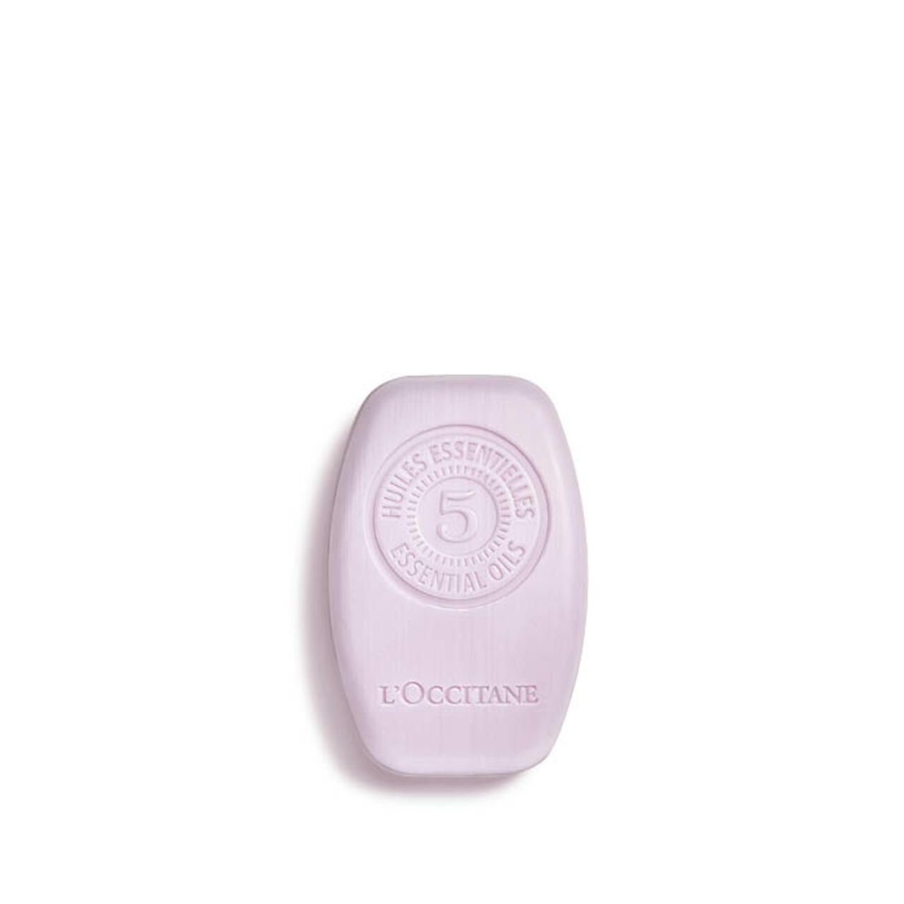Ovales, helllila festes Shampoo mit Prägung. L'Occitane-Logo unten. 5 Essential Oils-Siegel oben.