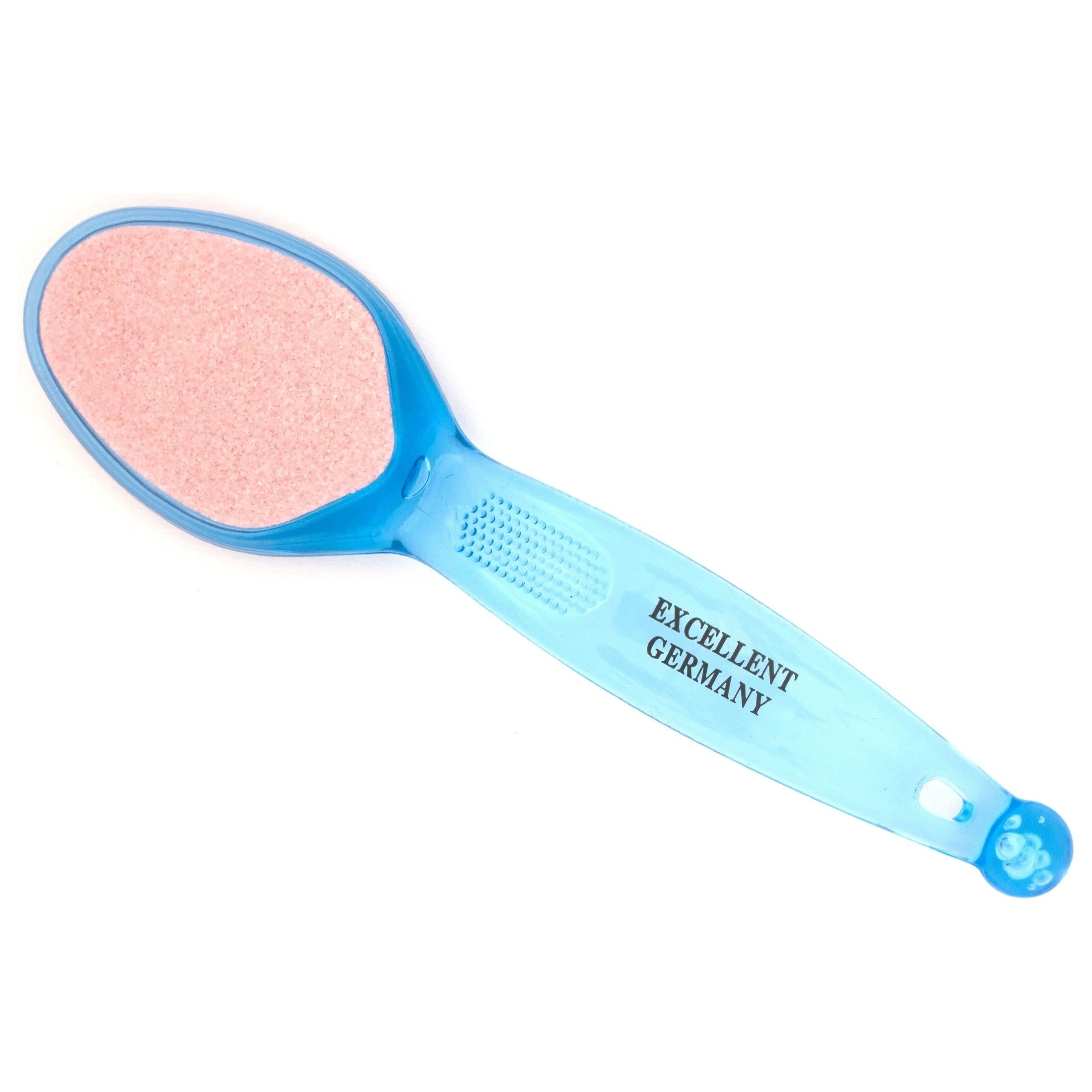 Blau-transparente Hornhautraspel mit ovaler, rosa Reibefläche. Griff mit Schriftzug "EXCELLENT GERMANY".