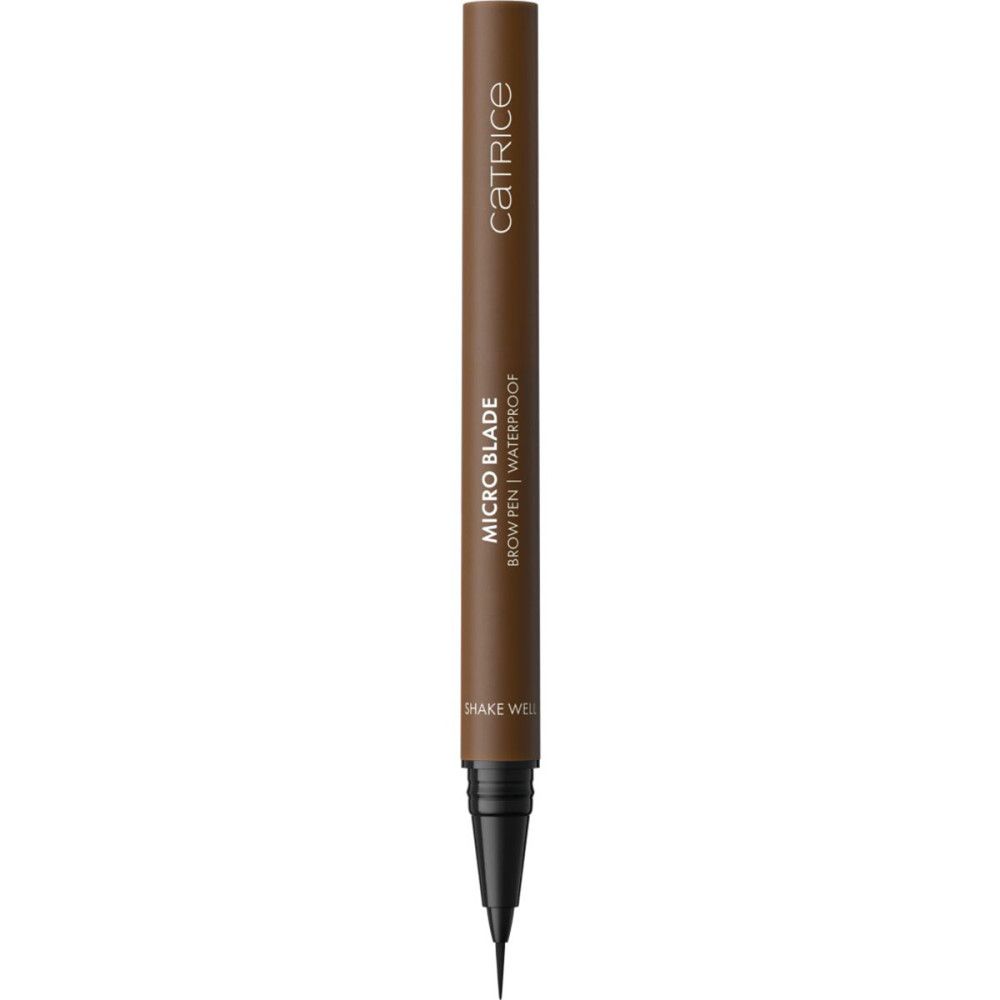 Brauner Stift mit schwarzer Spitze. Aufschrift: MICRO BLADE BROW PEN | WATERPROOF. Aufschrift: SHAKE WELL. Markennamen.